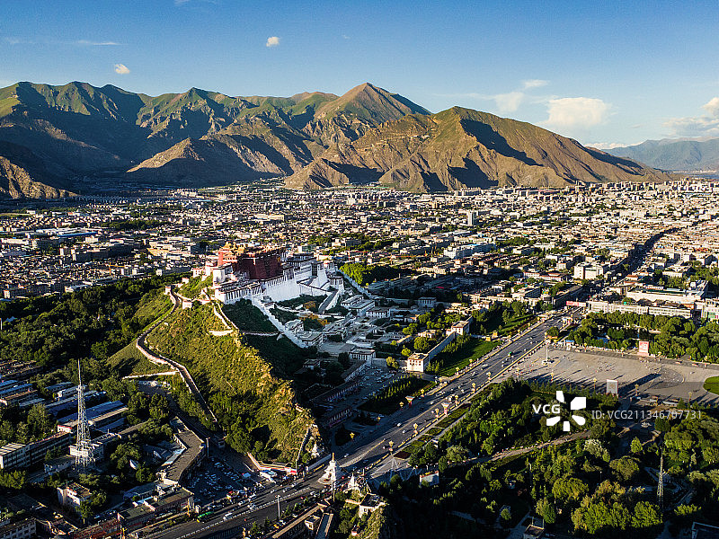 中国西藏布达拉宫航拍城市天际线全景图片素材