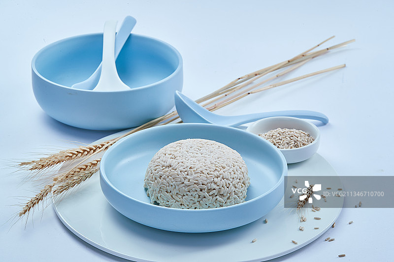 青釉瓷餐具装的大米燕麦米混合蒸饭图片素材