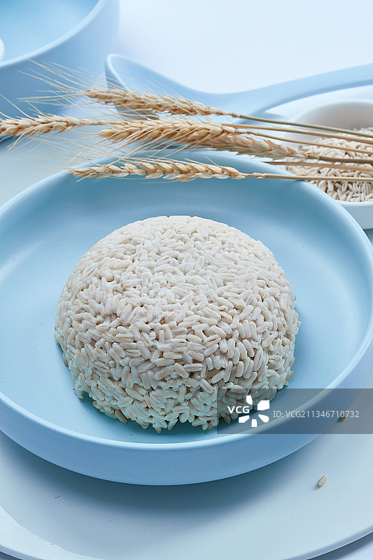 青釉瓷餐具装的大米燕麦米混合蒸饭图片素材