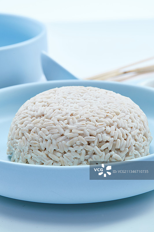 青釉瓷餐具装的大米燕麦米混合蒸饭图片素材