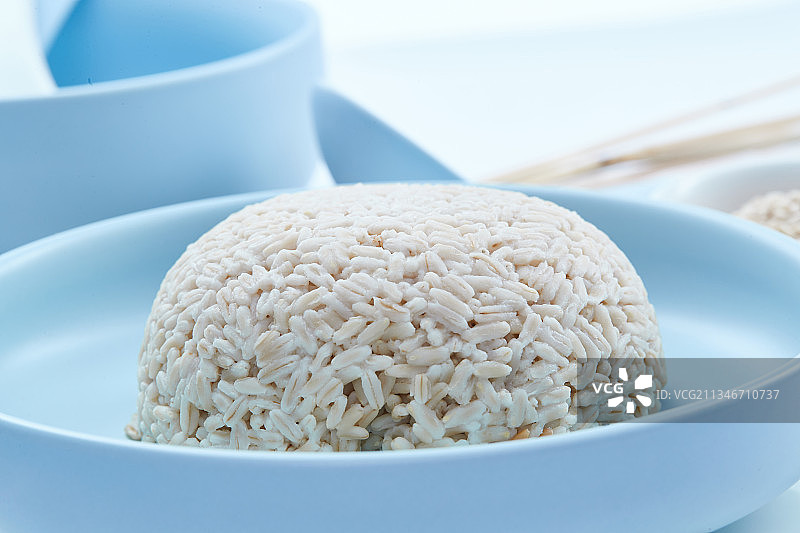 青釉瓷餐具装的大米燕麦米混合蒸饭图片素材