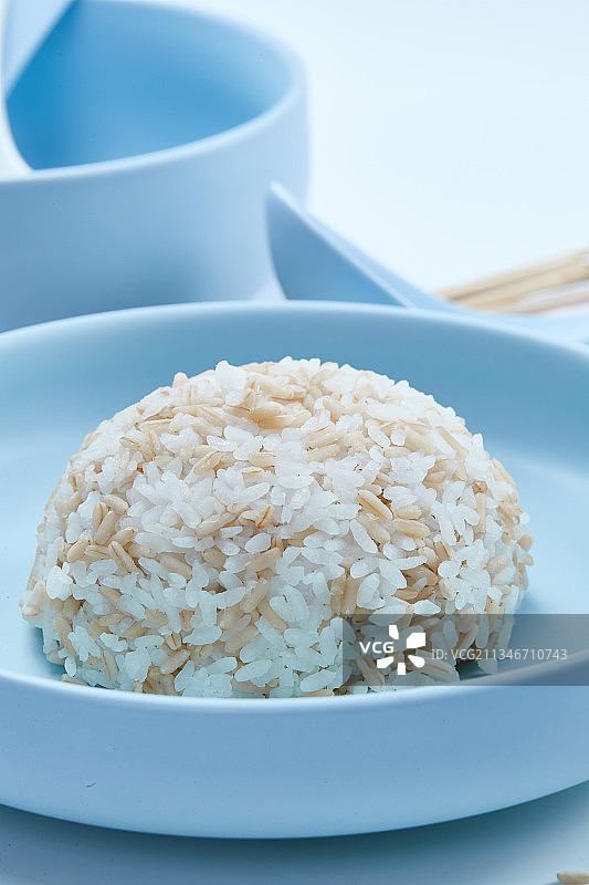 青釉瓷餐具装的大米燕麦米混合蒸饭图片素材