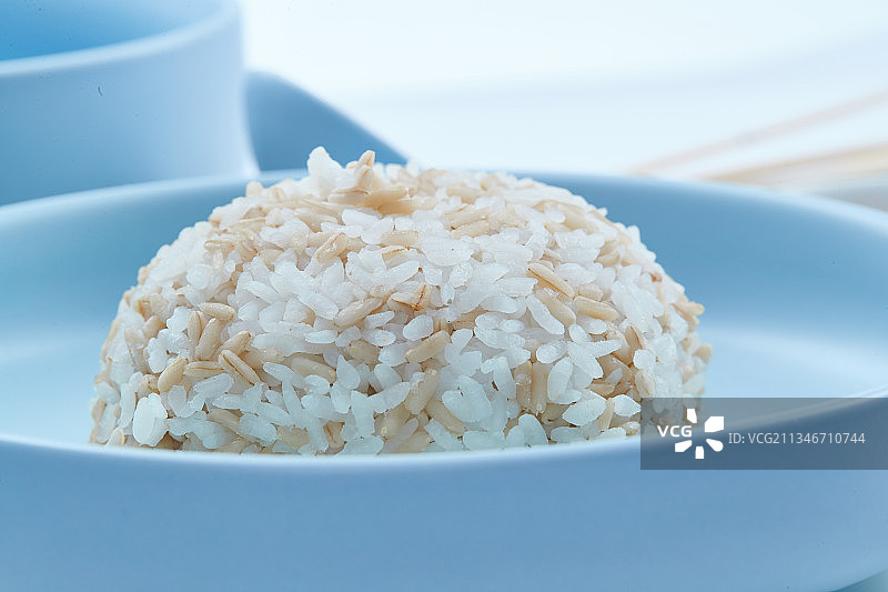 青釉瓷餐具装的大米燕麦米混合蒸饭图片素材