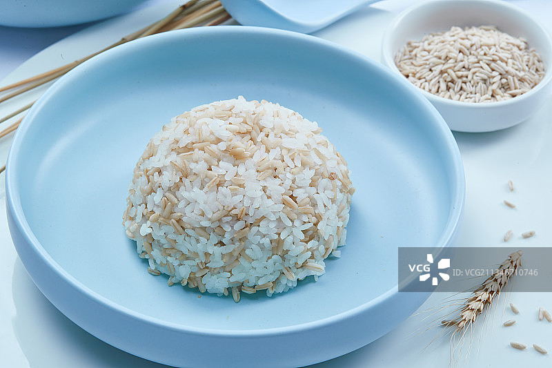 青釉瓷餐具装的大米燕麦米混合蒸饭图片素材