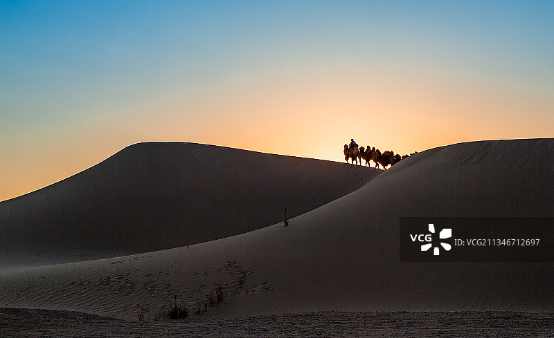 甘肃鸣沙山日落图片素材