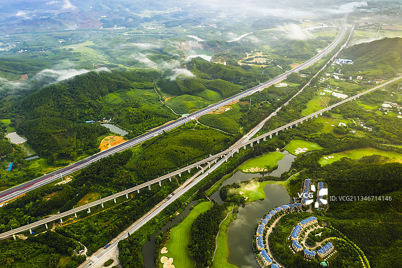 高速穿越青山绿水图片素材