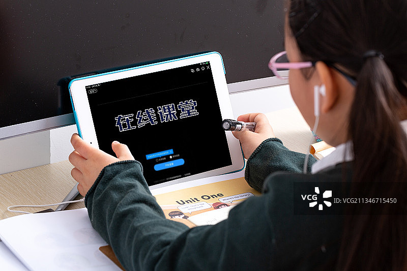 在家上网课的小学生图片素材