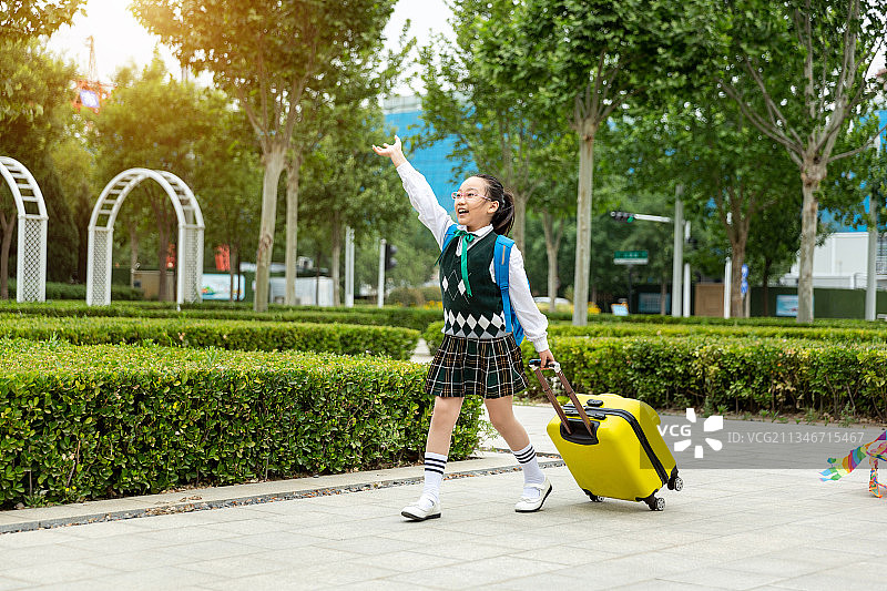 上寄宿学校的小学生拉着行李箱开学返校图片素材