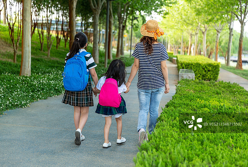 放学路上的母女三人背影图片素材
