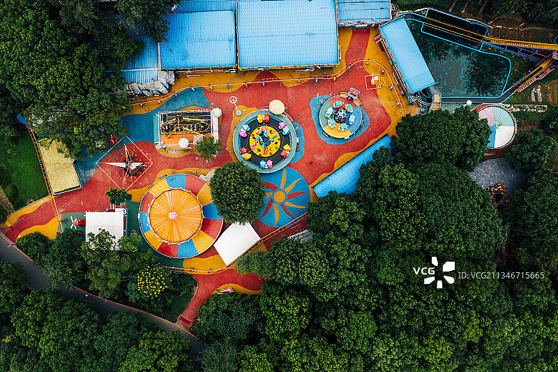 丛林中的儿童游乐场五彩斑斓图片素材