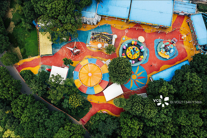 丛林中的儿童游乐场五彩斑斓图片素材