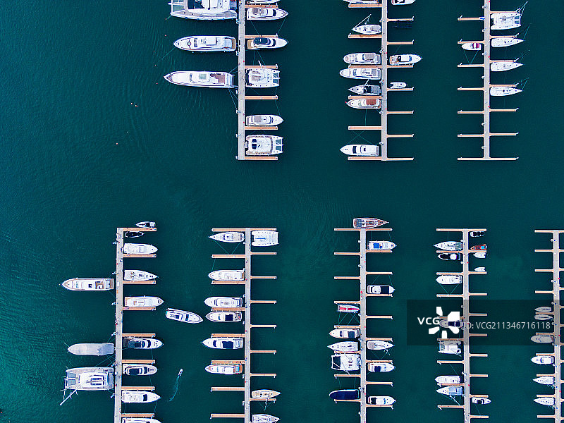 中国海南三亚游艇海天盛筵俱乐部码头图片素材