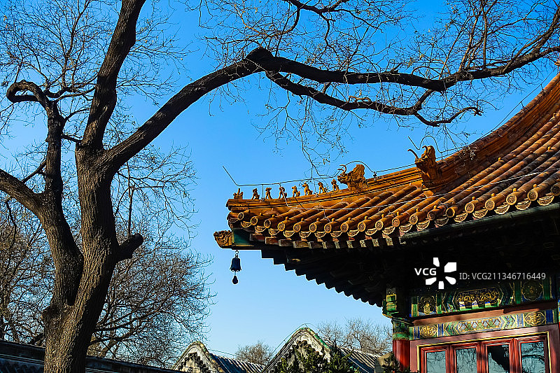 冬天里的晴朗天气，北京西四广济寺寺庙建筑的屋顶屋檐。图片素材