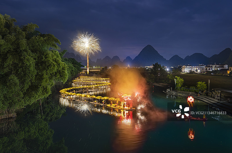 遇龙河竹筏金龙巡游图片素材