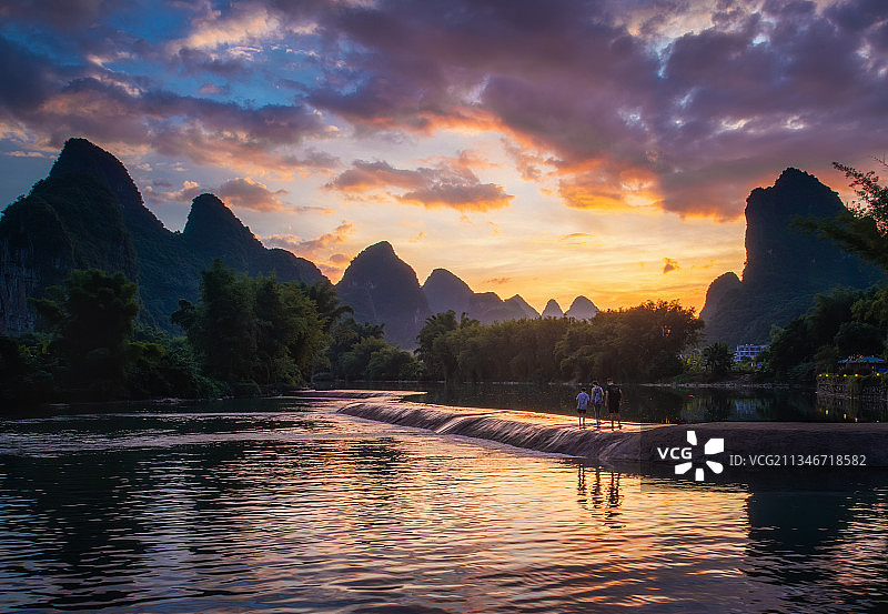 桂林阳朔遇龙河日落图片素材