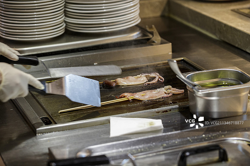 星级酒店高档自助餐厅出餐档口铁板鱿鱼图片素材