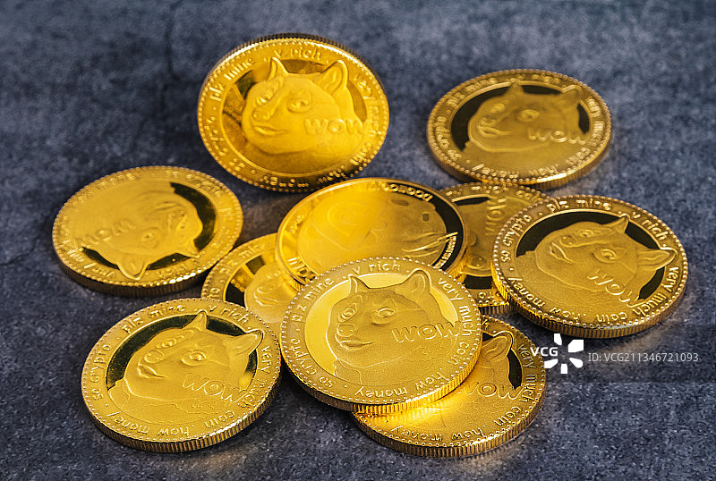 数字货币狗狗币与美元堆叠图片素材