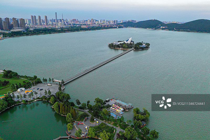 远眺水族展览馆+江苏省徐州市泉山区云龙湖风景名胜区图片素材