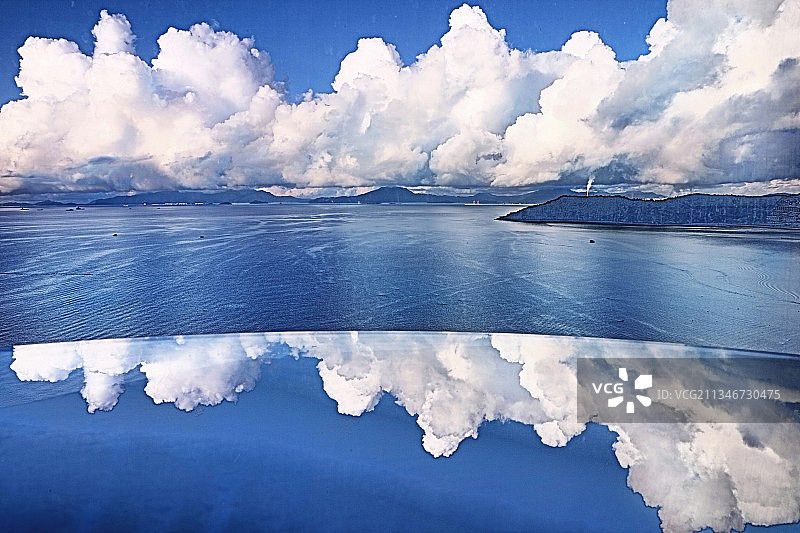 无边际泳池与海图片素材