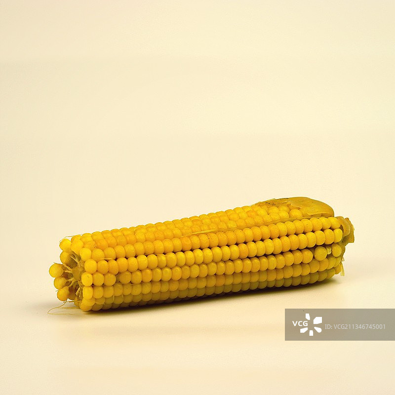 白色背景下的玉米特写图片素材