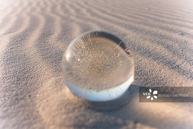沙滩上水晶球特写图片素材