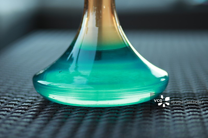 桌子上绿色瓶子的特写图片素材