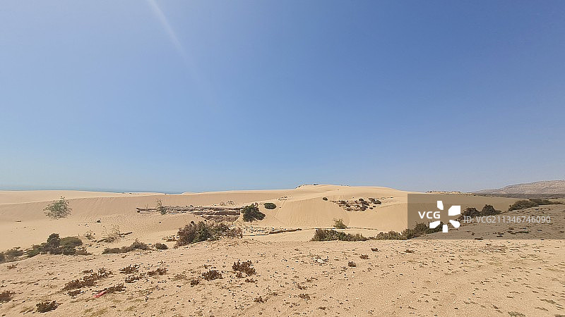 湛蓝天空衬托下的沙漠风景图片素材