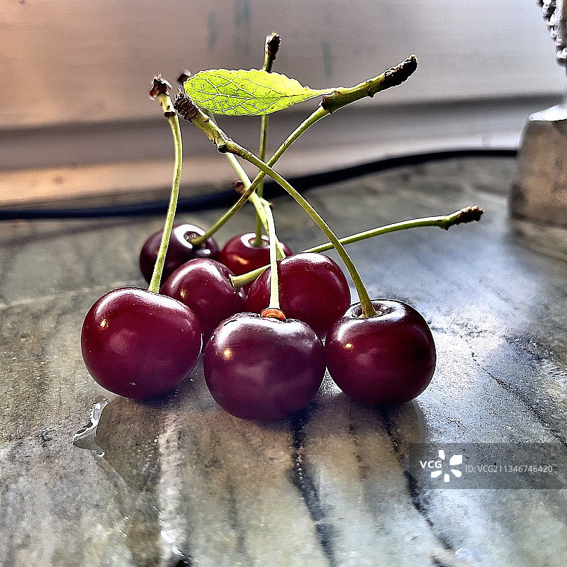 桌子上的樱桃特写图片素材