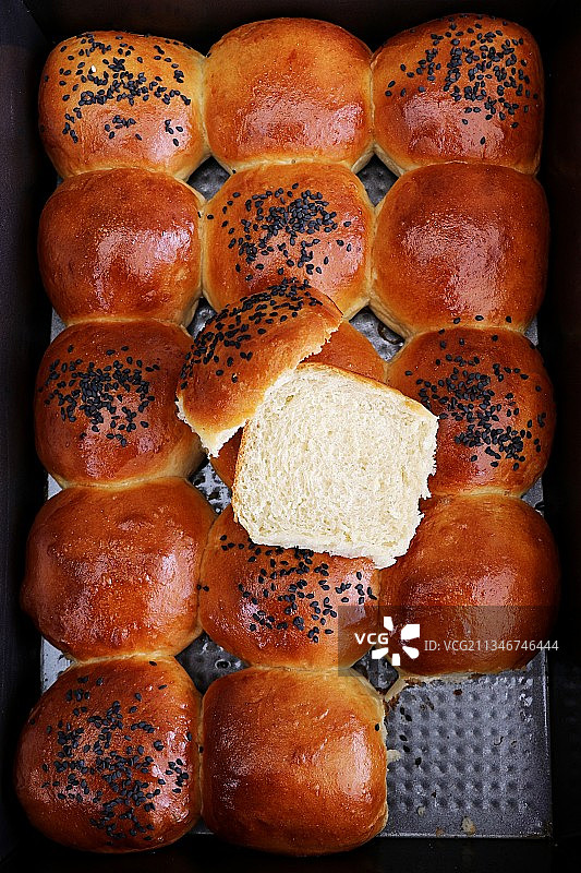 在高处视角下，捷克帕尔杜比采的篮子里的面包图片素材