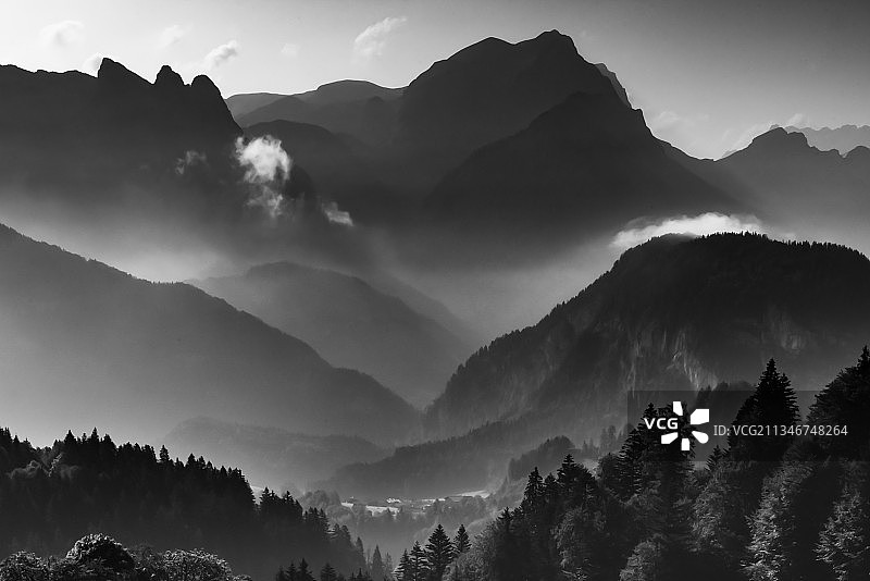 群山剪影全景图片素材