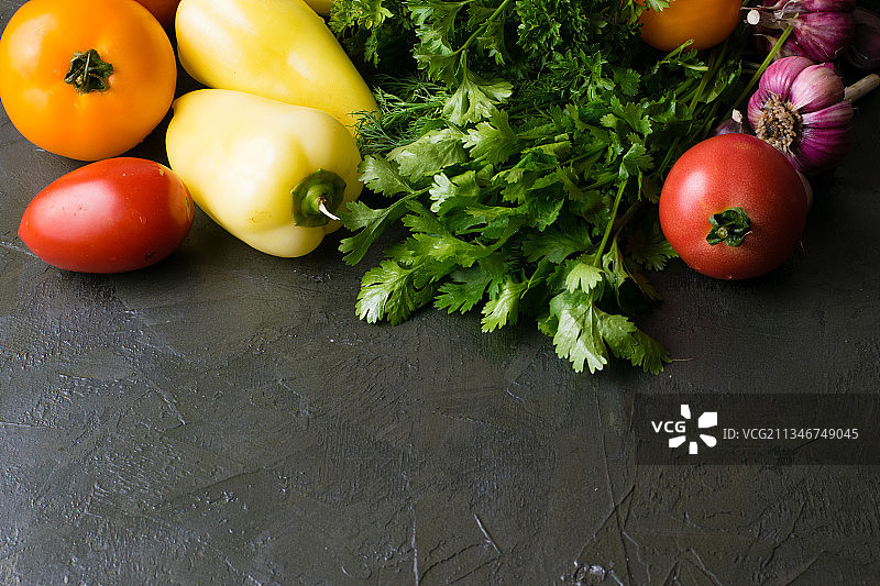 高角度的蔬菜在桌上图片素材