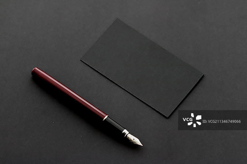 黑色背景上的钢笔（高角度）图片素材