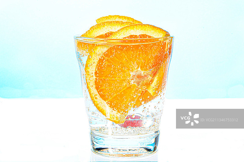 玻璃杯里的饮料在桌子上的特写图片素材