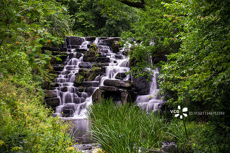 英国弗吉尼亚湖瀑布森林风光图片素材