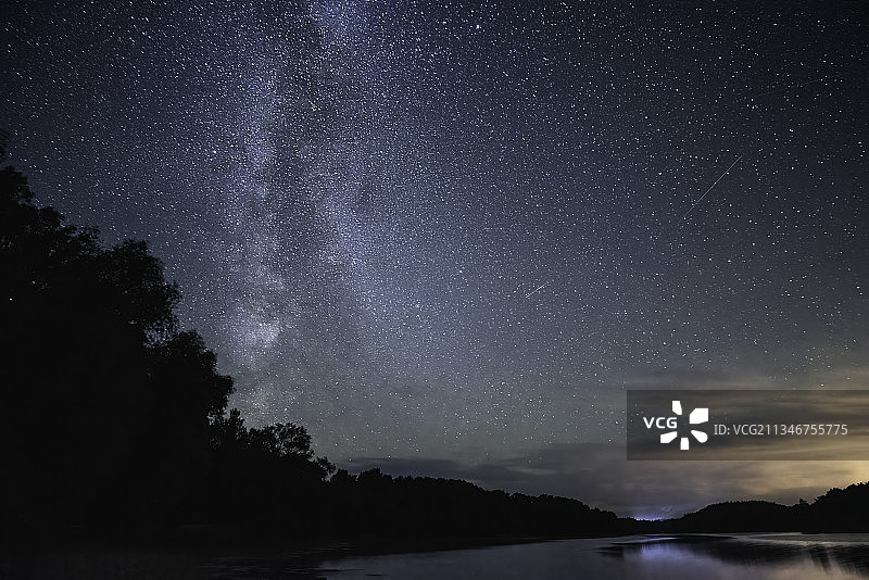 陶拉格纳伊夜空下的湖景（立陶宛）图片素材