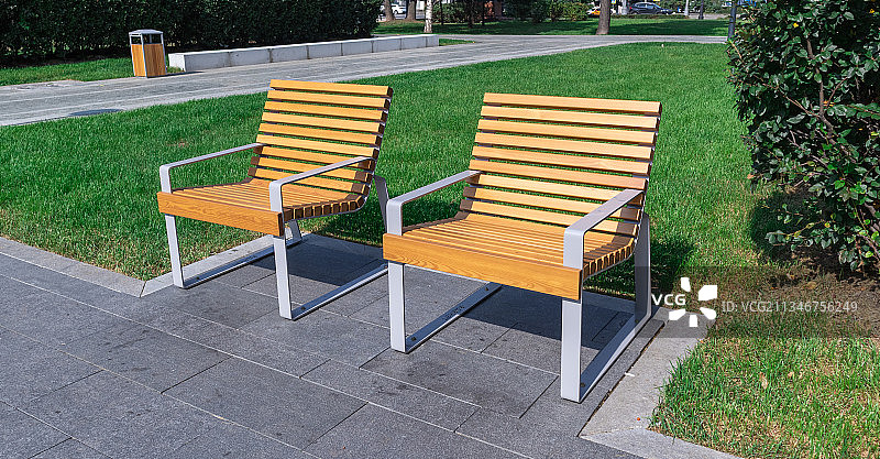 公园里的空椅子和桌子图片素材