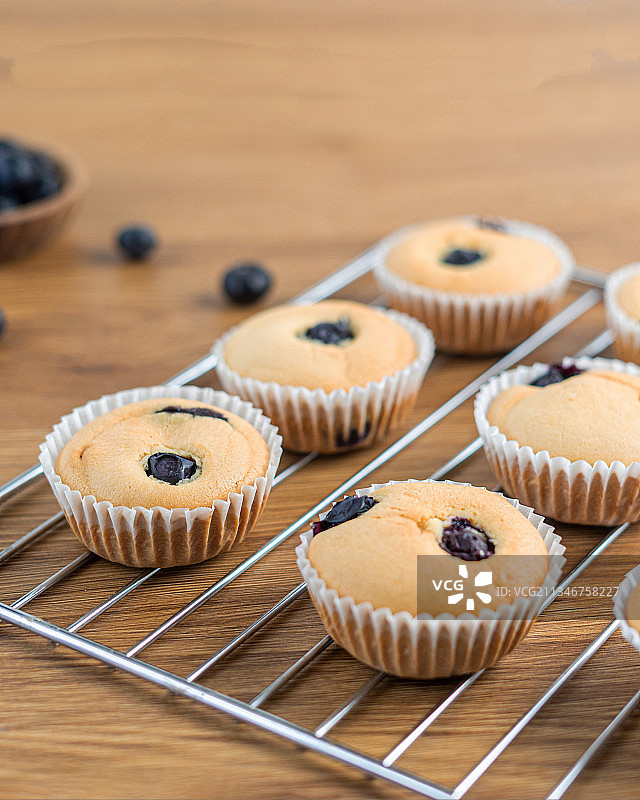 冷却架上纸杯蛋糕的特写图片素材