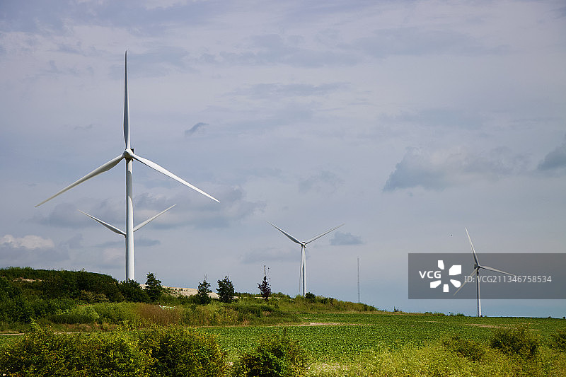 天空下田野上的风车美景图片素材