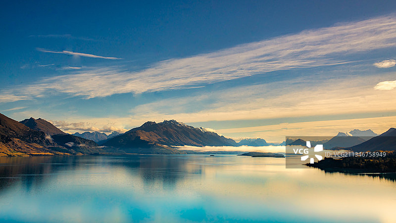 新西兰奥塔哥瓦卡蒂普湖日落时分雪山湖泊的风景图片素材