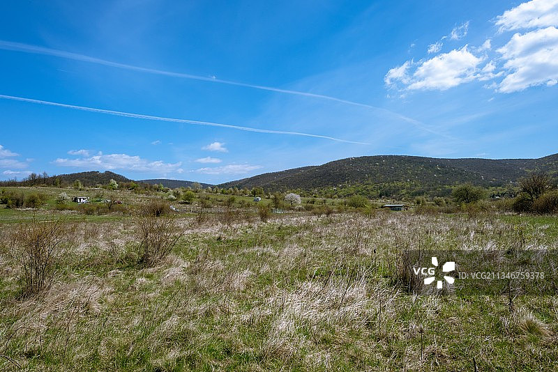 匈牙利佩斯蓝色天空下的田野风光图片素材