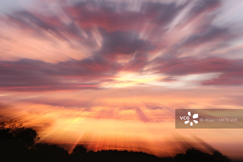 日落时分英国科灵厄姆一树山壮丽天空的低角度景观图片素材