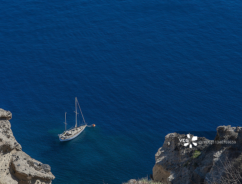 山崖下的小船图片素材