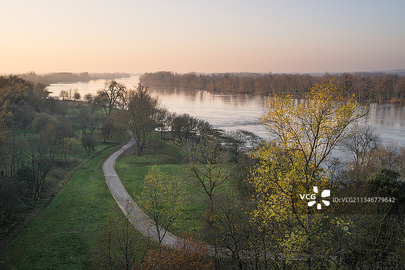 法国卢瓦尔河地区日落时分湖光天色美景图片素材