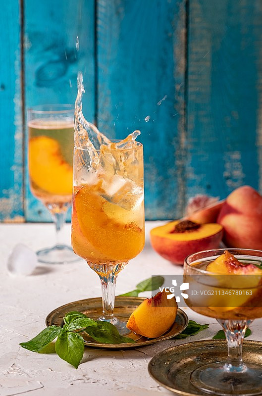 桌上饮料的特写镜头图片素材