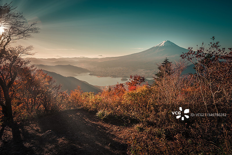秋天天空衬托下的山景图片素材