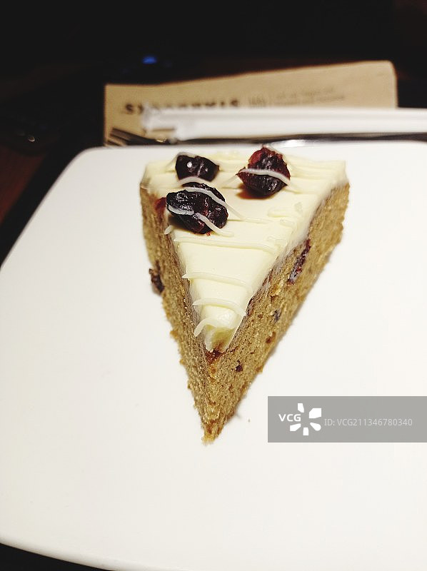 桌上盘中的蛋糕切片特写图片素材