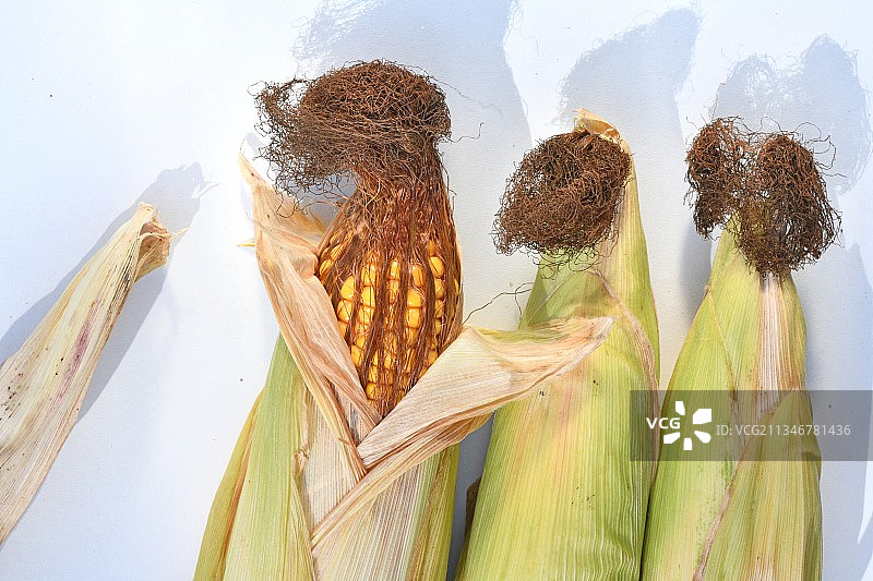 桌子上的芦笋特写，法国图片素材