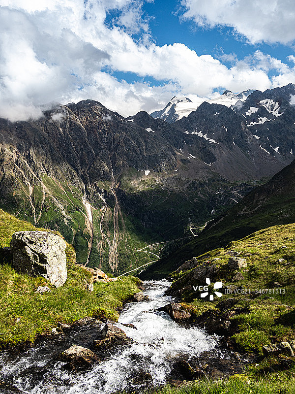 奥地利新斯蒂夫特穆特贝格湖的岩石溪流风光图片素材