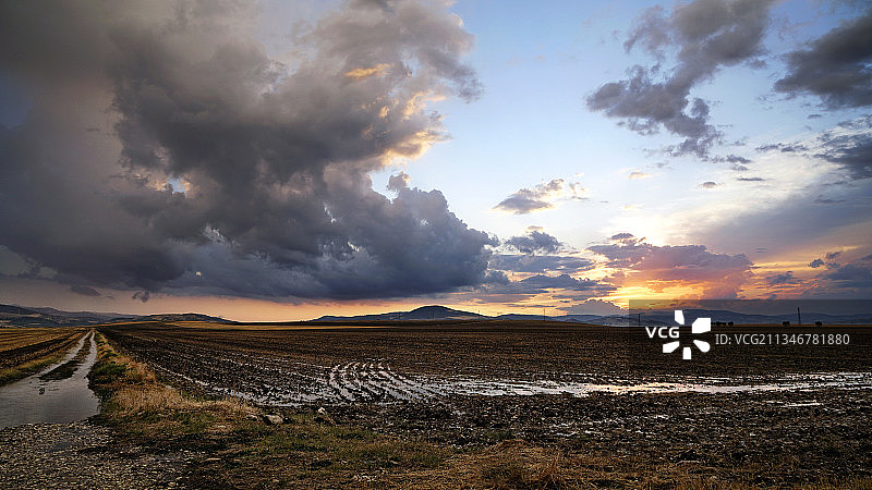意大利波坦察梅尔菲日落时分的田野风光图片素材