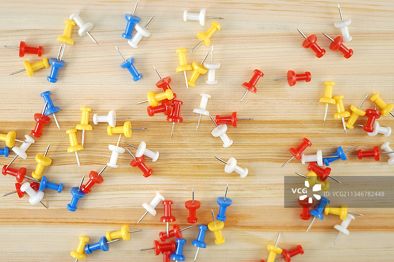 木桌上的玩具俯视图图片素材